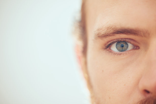 不知名的壁球运动员的眼睛的特写肖像在与copyspace玩法庭游戏之前看起来集中。变焦光学和视野对一个雄心勃勃的白人运动员在训练实践在体育中心图片下载