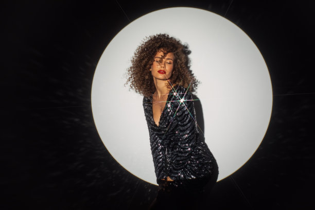 一个跳舞女孩的黑白肖像图片下载