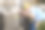 成熟的修理工在公寓空调机组上工作图片下载