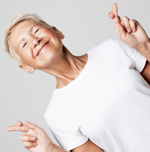 一名白人女性在想着一些愉快的事情并祈求好运图片下载