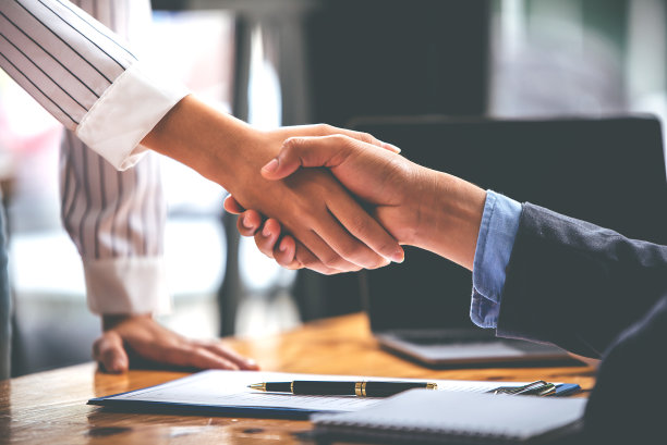 图片牵手商务合作伙伴，约定买卖房地产，洽谈国际创业投资合同，洽谈愿景，投资谋利图片下载