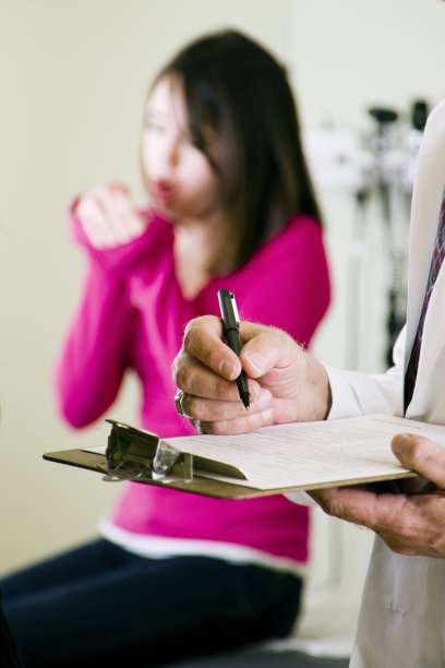 生病的孩子在医生的办公室图片下载