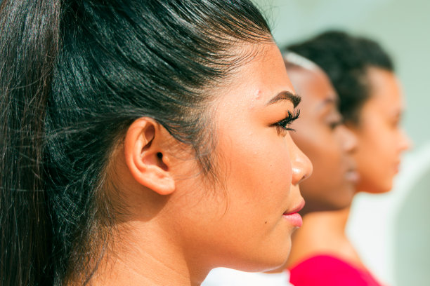 多民族的美。不同种族的女性。亚洲、非洲和拉丁面孔。种族主义和友谊的概念。图片下载
