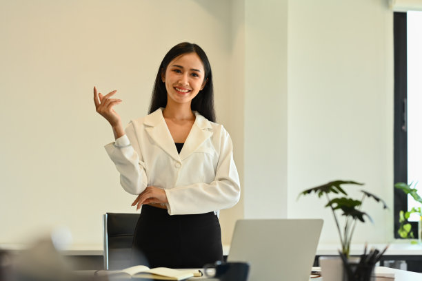 自信的亚洲女性团队领导在公司会议上展示新的营销策略。图片下载