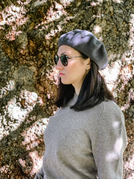 年轻成年妇女肖像在法国贝雷帽。图片下载