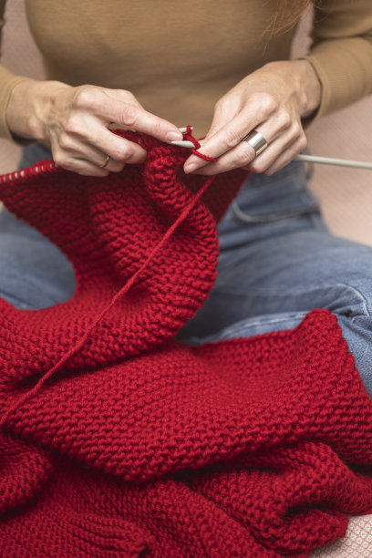 女孩织了一条围巾图片下载