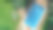 快乐的家庭放松游泳池在夏季花园，无人机从上面的父母和孩子有乐趣的度假，家庭周末度假图片下载