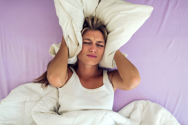 白种人妇女夜间失眠的俯视图。俯视图抑郁和压力的女人躺在床上深夜遭受失眠。图片下载