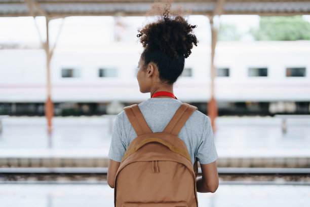 图为，在火车站候车的非裔美国人脸上洋溢着喜悦的表情。图片下载