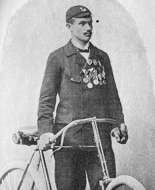 奥地利格拉茨的自行车手弗兰·格雷格站在他的自行车旁边图片下载