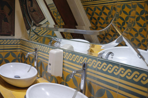 卫生间的水槽设计很经典图片下载