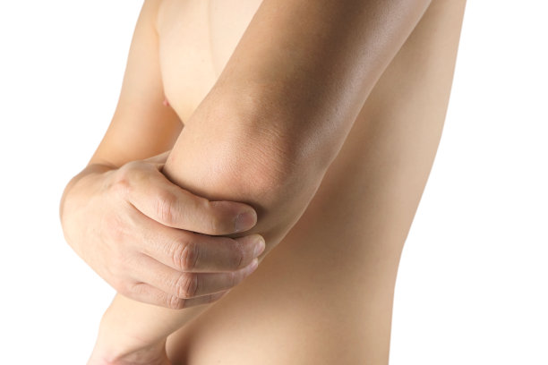 人用手托住手肘，他的手肘疼。健康和医学的概念图片下载