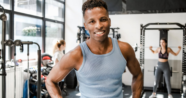 在体育俱乐部里微笑的开朗的黑人男子图片下载
