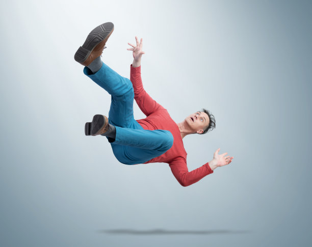 一个穿着便服的人从天上掉到地上。事故的概念图片下载