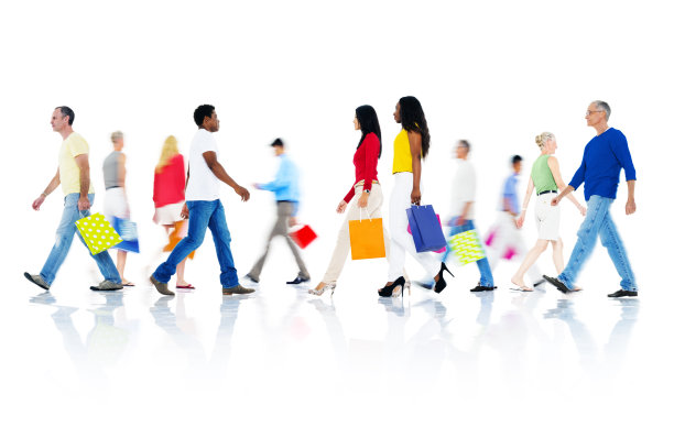 多民族人群行走和提着包图片下载