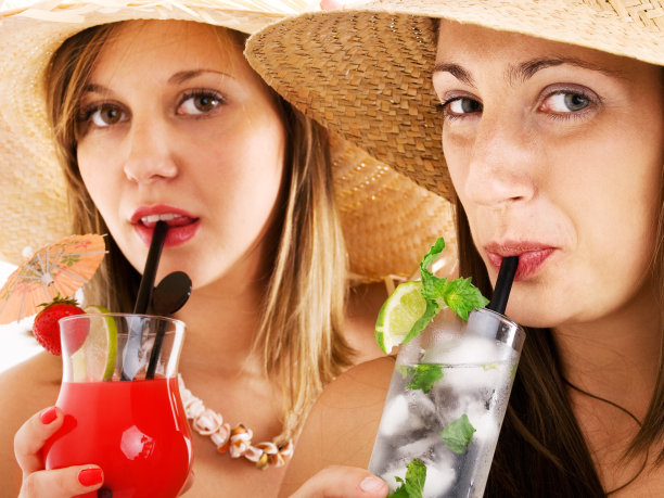 年轻女孩喝着鸡尾酒图片下载
