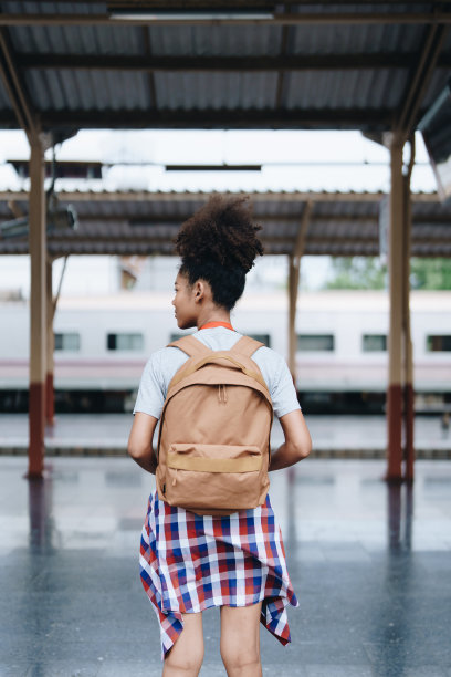图为，在火车站候车的非裔美国人脸上洋溢着喜悦的表情。图片下载