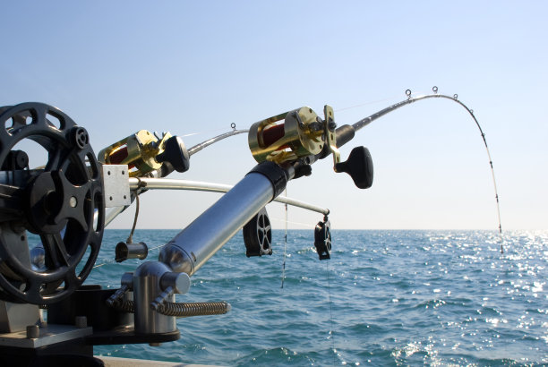 绿水之上的两根钓鱼杆图片下载