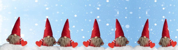 冬天的雪背景全景横幅全景节日贺卡-许多小可爱的imp和红色的心坐在雪的景观与雪花蓝色的天空和阳光图片下载