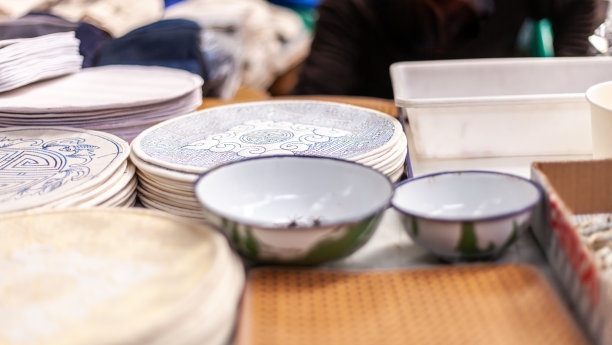 桌子上的碗和餐垫，中国的餐具图片下载