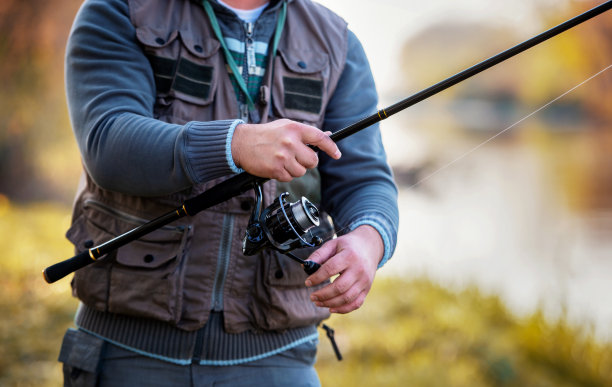 渔夫在河边垂钓，特写照片。体育及康乐概念图片下载