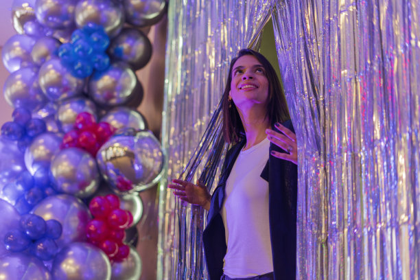 一位拉丁女性活动组织者正在审查她准备的派对的最后细节图片下载