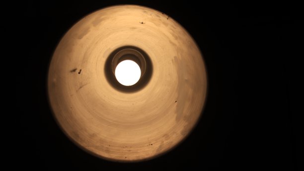 天花板灯，从下面看。图片下载