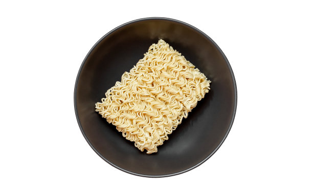 方便面，生的生，俯视图，在深灰色碗，孤立在白色背景与剪辑路径。图片下载