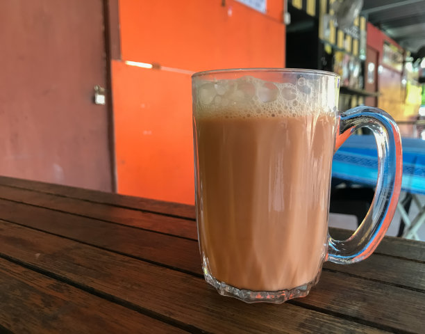 嗯，用杯子盛牛奶，或者通常被称为茶塔里克放在桌子上。马来西亚最喜欢的饮料。图片下载