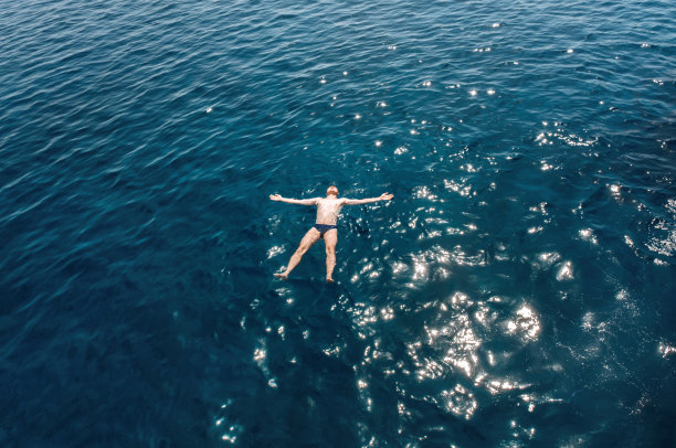 人在海里游泳图片下载