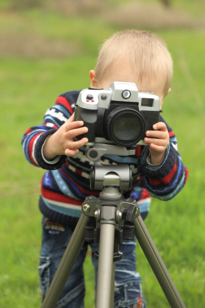 大自然中的婴儿摄影师图片下载