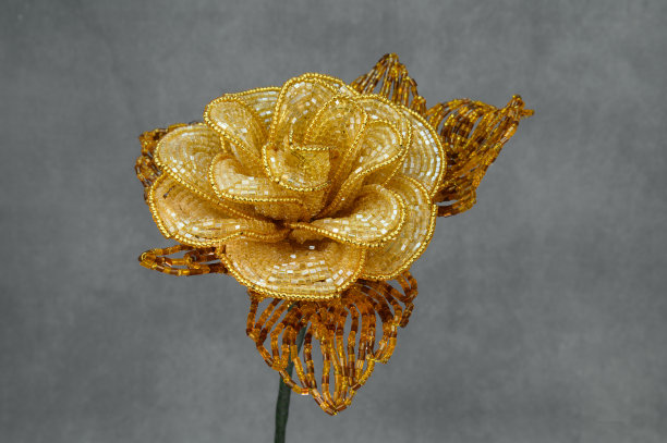 由各色珠串成的人造玫瑰图片下载