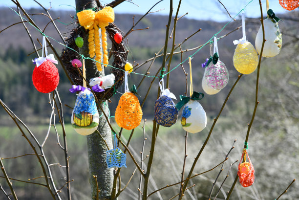 奶奶要装饰一棵复活节树图片下载