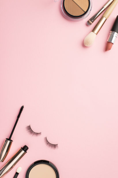 化妆的概念。俯视图垂直照片的轮廓调色板口红假睫毛化妆刷睫毛膏和粉盒粉彩粉红色的背景与copyspace图片下载