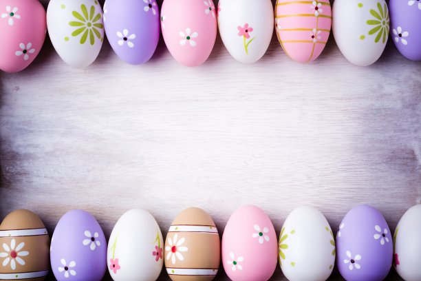 色彩柔和的复活节彩蛋在灰色的木制背景上。图片下载