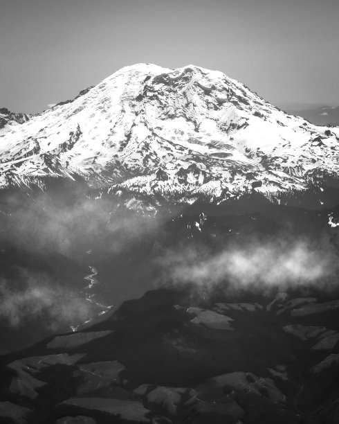 天空中的雷尼尔山图片下载