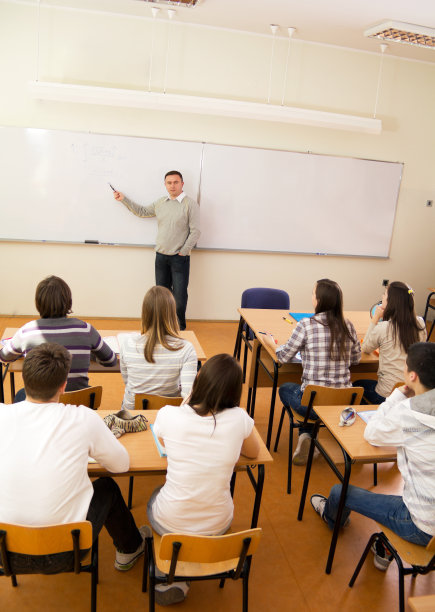 老师在给学生讲解课文。图片下载