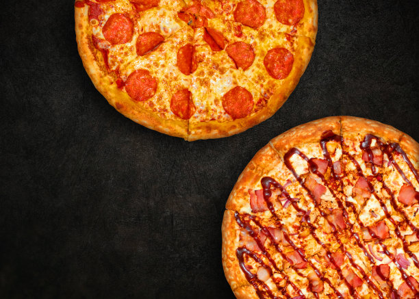 美味新鲜的披萨在黑暗的背景图片下载