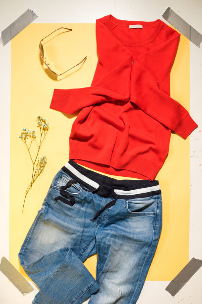 女性夏季图像在黄色背景俯视图片下载