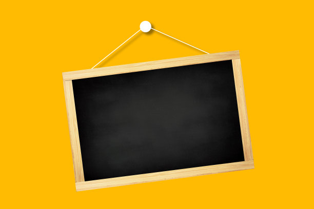空白古董黑板与木制框架和绳子挂，孤立在黄色背景图片下载