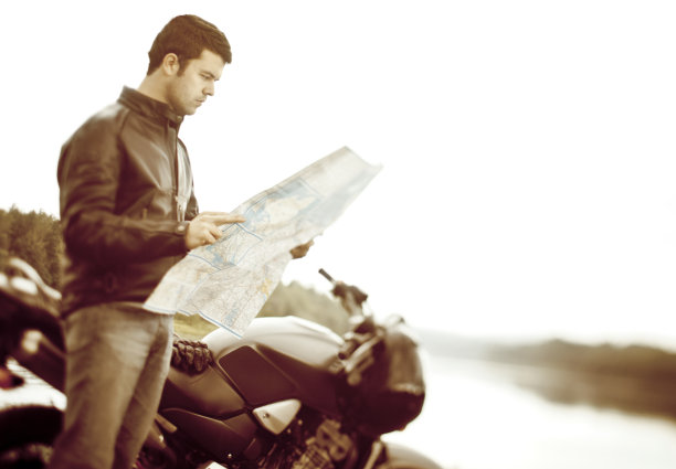 骑摩托车的人阅读地图图片下载