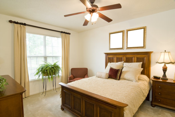 卧室里的两个空相框图片下载