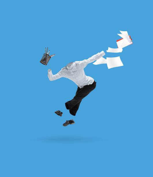 当代艺术拼贴的隐形女孩，穿着现代商务风格服装的办公室职员在蓝色背景上跳跃。时尚、风格、创意的概念图片下载