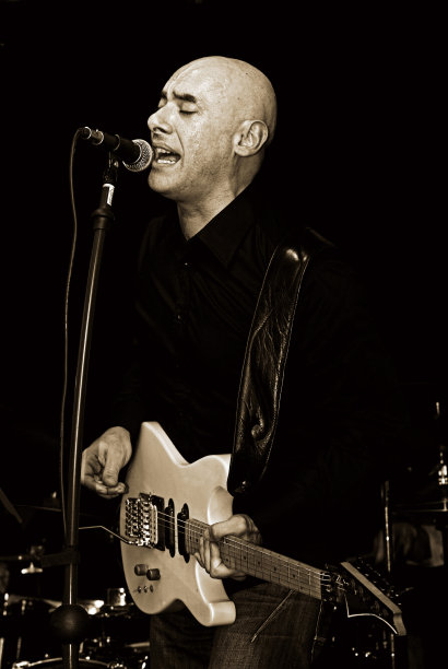 吉他手唱图片下载