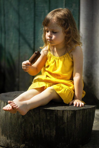 小女孩一边散步一边吃冰淇淋图片下载