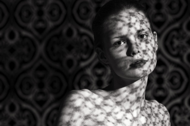 年轻的女人覆盖着花边阴影图片下载