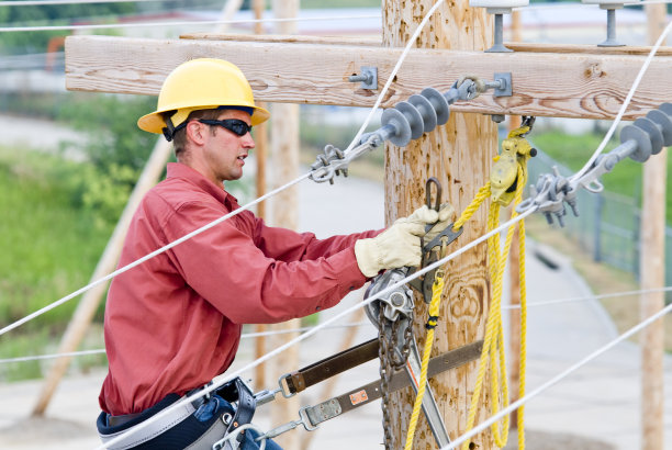 线务员在线杆上工作的线务员图片下载