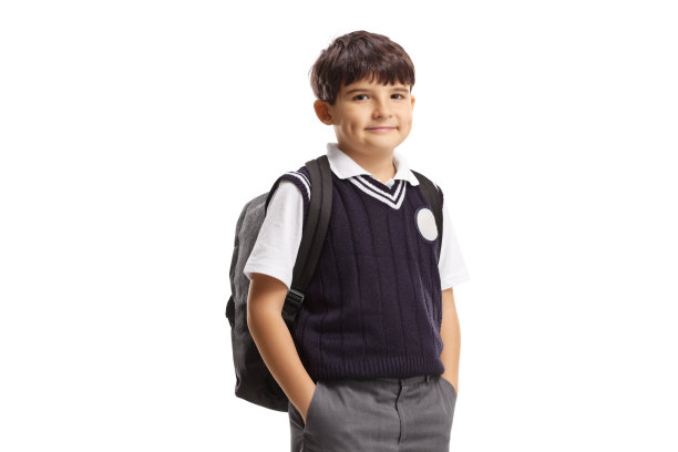 穿着校服的男孩双手插在口袋里摆姿势图片下载