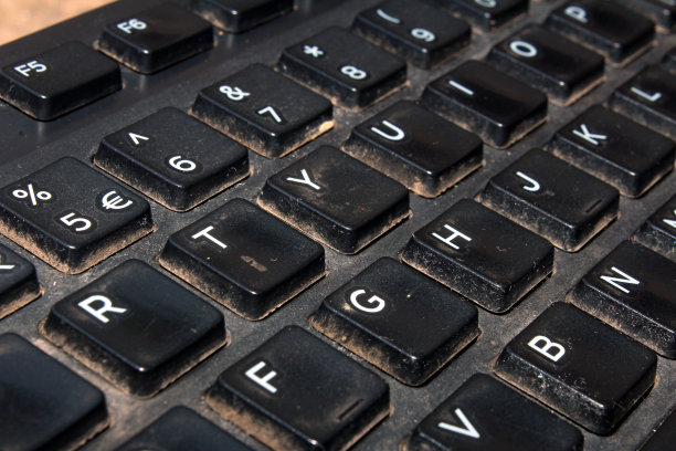 带有字母的黑色电脑键盘图片下载
