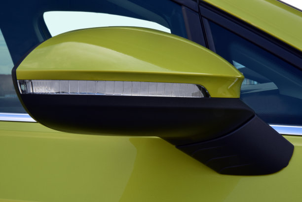 带有汽车转向灯的侧镜图片下载